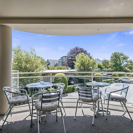Colombo In The City Christchurch Bagian luar foto A balcony in a residential apartment