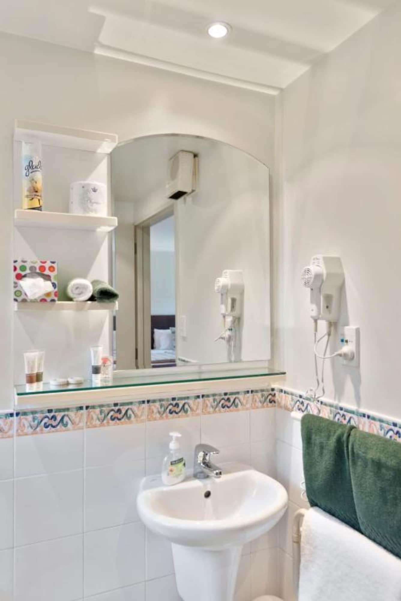 Colombo In The City Christchurch Bagian luar foto A bathroom mirror